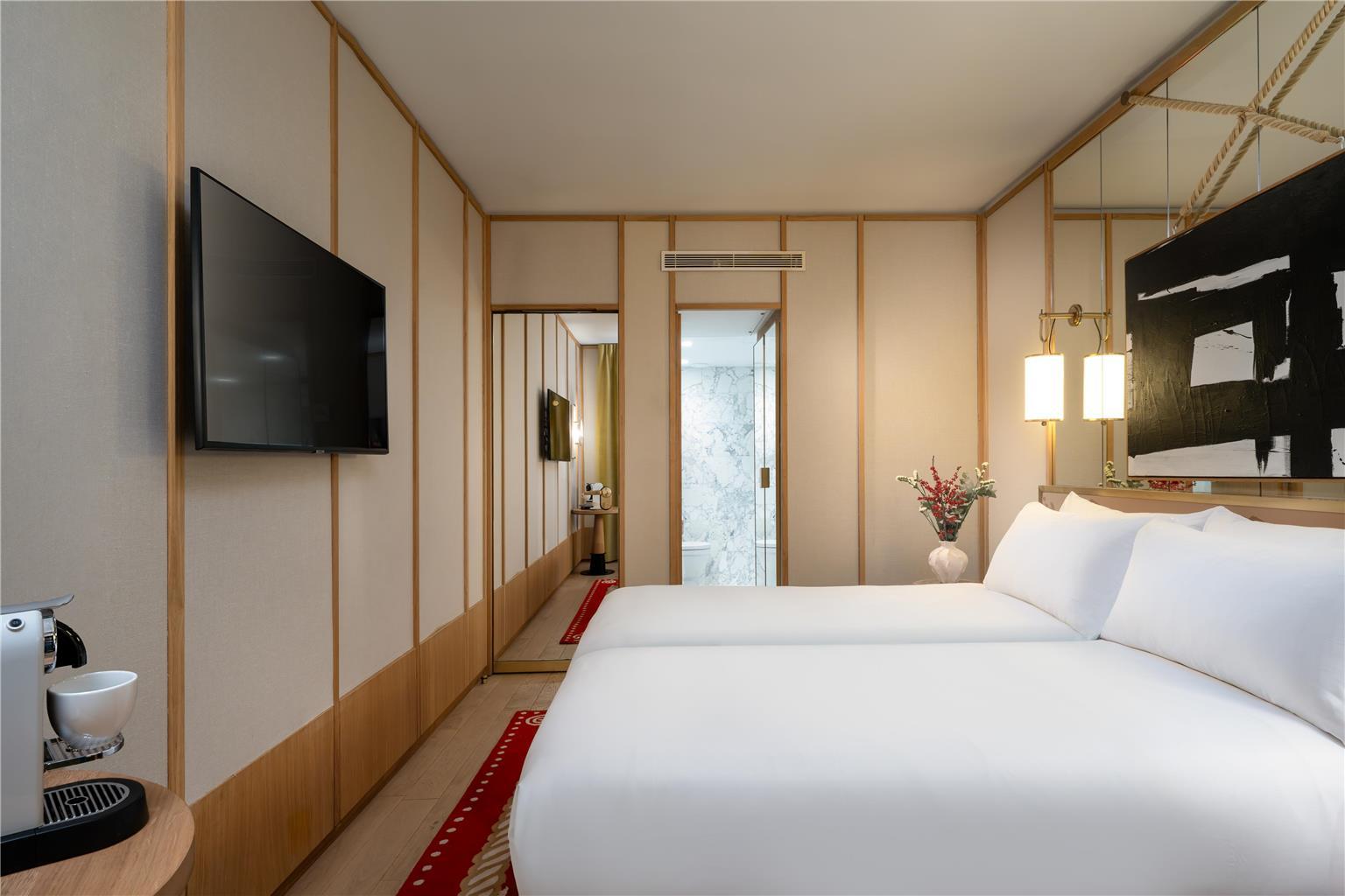 Le Belgrand Champs Elysees Tapestry By Hilton Parigi